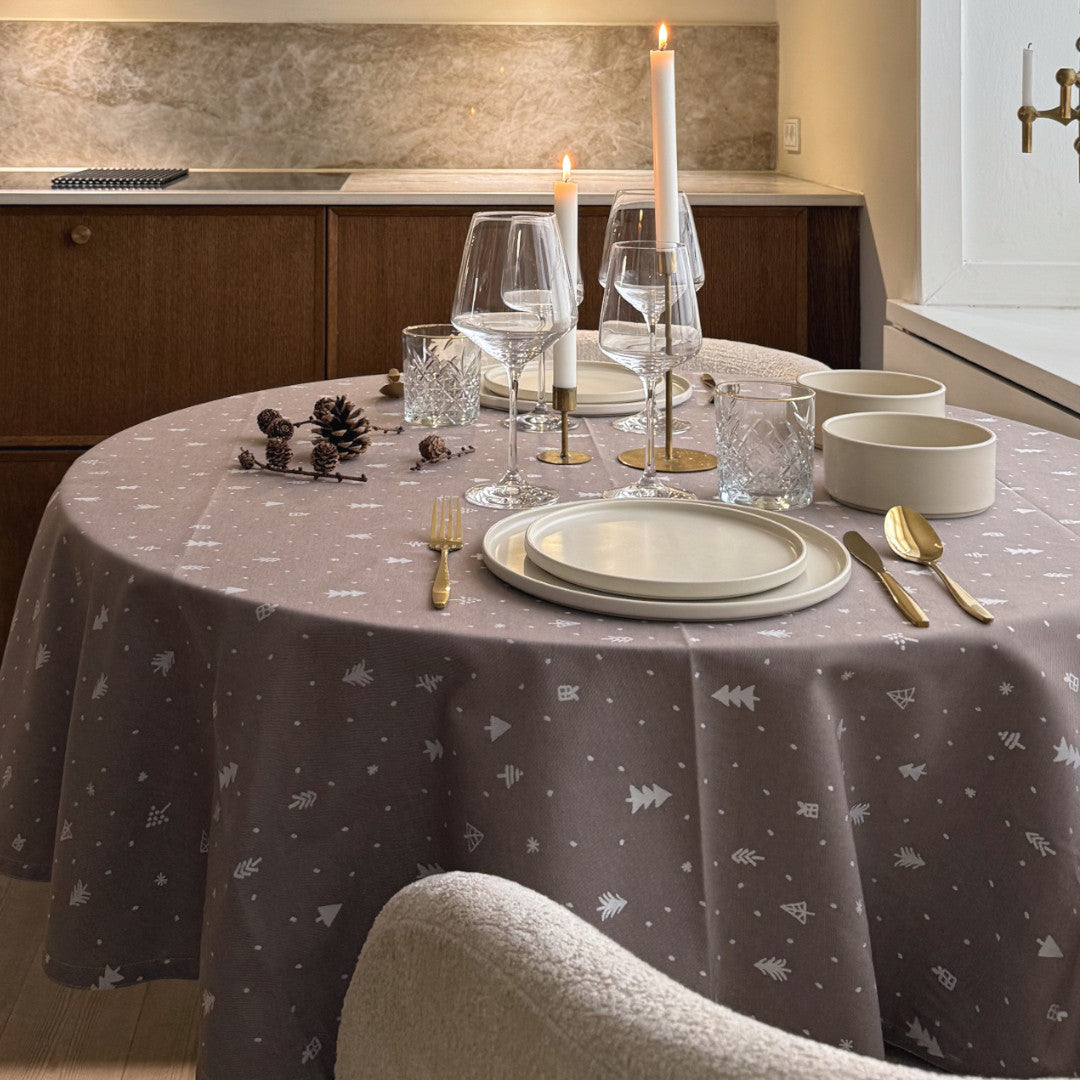 Christmas Carol Natur – Rund damaskvævet juledug Ø200 cm, miljø