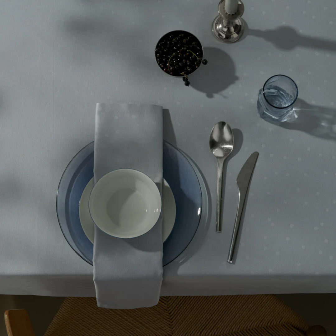 Compliments Confetti Mineral Blue – Damaskdug med prikmønster 150 x 250 cm, bord