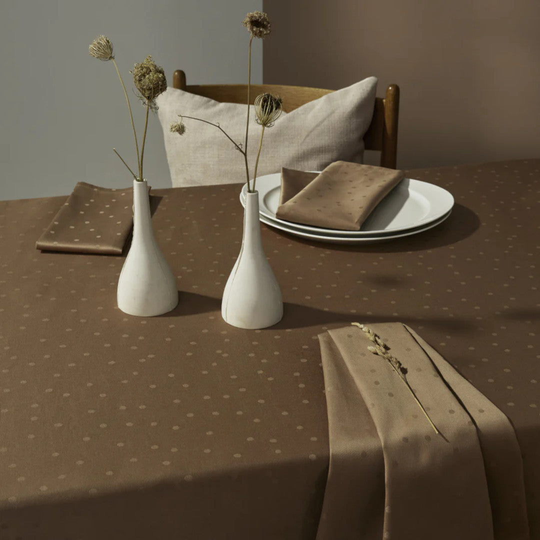 Compliments Confetti Walnut – Damaskdug med prikmønster 150 x 350 cm, nærbillede