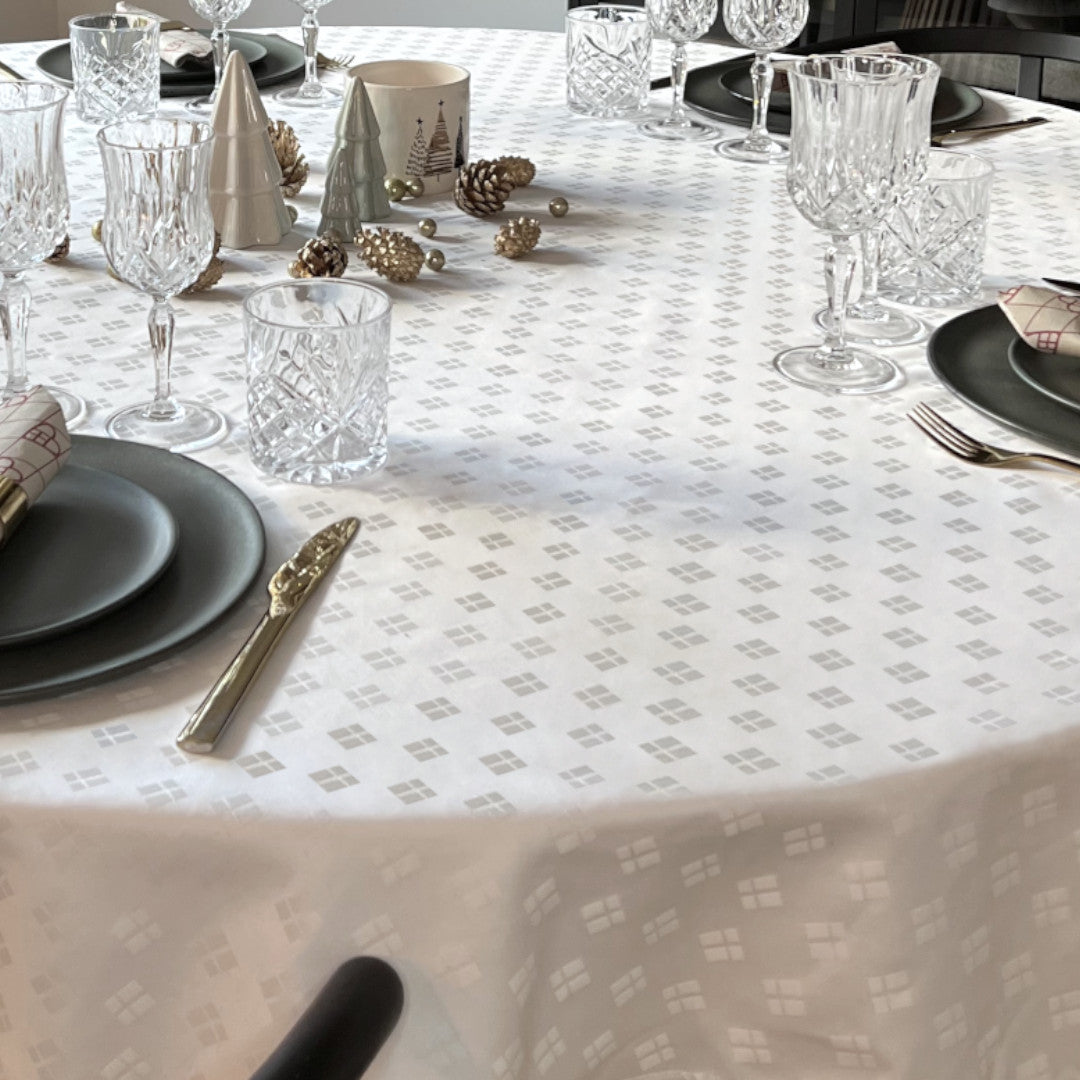 Dannebrog Hvid – Rund damaskdug med indvævet flag Ø200 cm, nærbillede