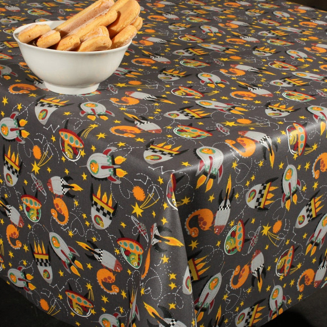 Dino Space Grey – Tekstilvoksdug med rumraketter – 155 cm bred