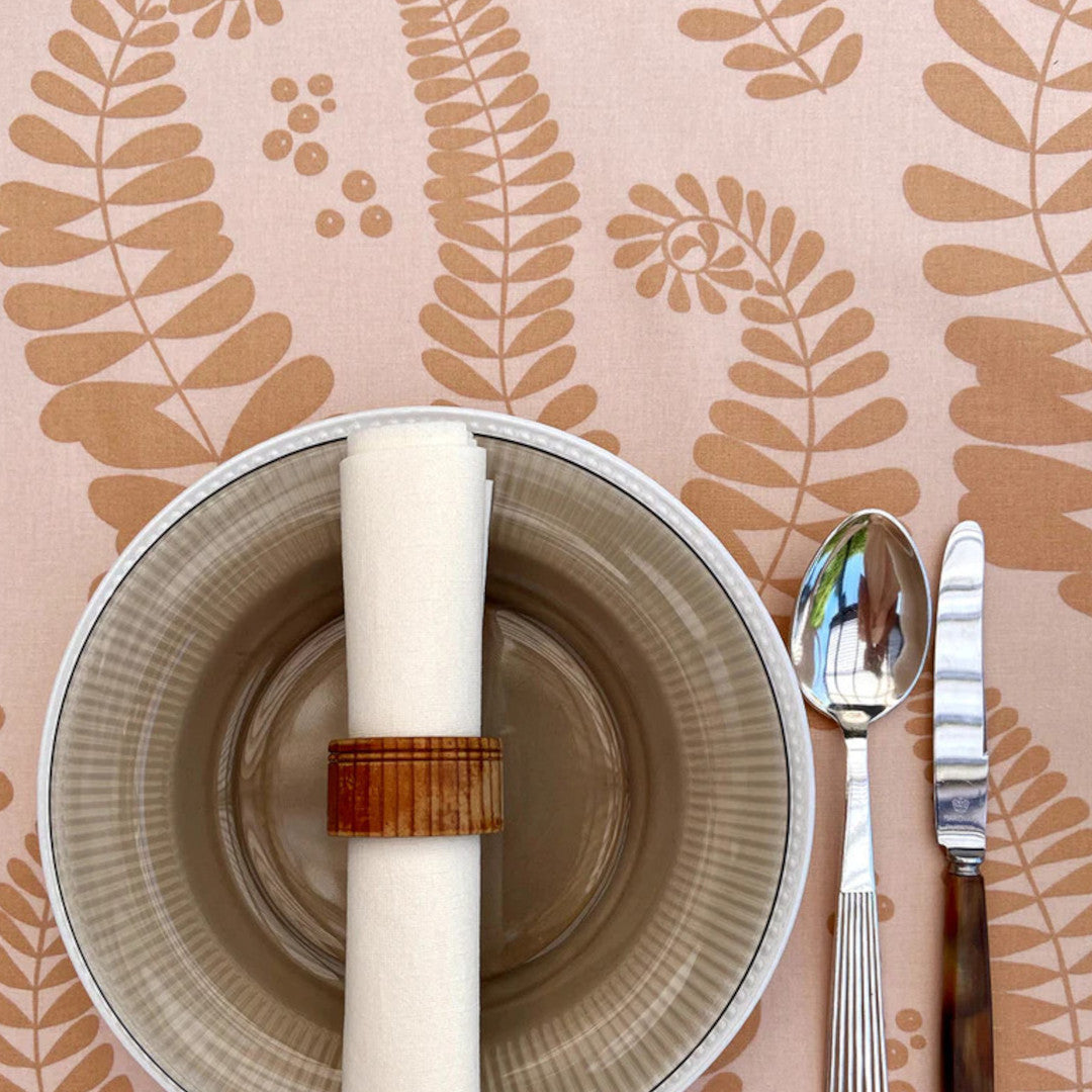 Fern Sweet Almond – Susanne Schjerning tekstilvoksdug med skridsikker bagside