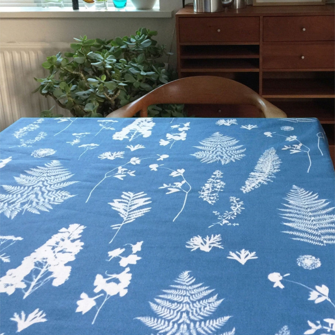Imprint Blue – Susanne Schjerning tekstilvoksdug med skridsikker bagside