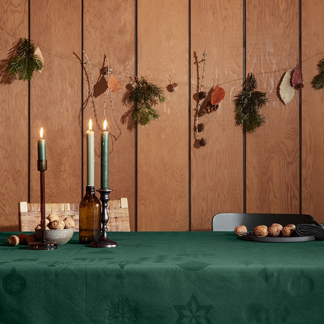 Juna Natale Grøn Damaskdug – Elegant juledug 150 x 270 cm, miljø