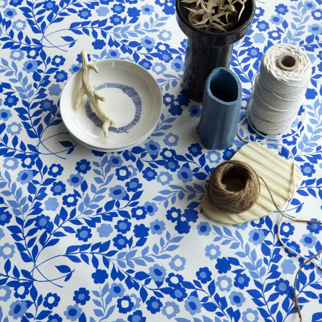 Lola voksdug – Wallflower Heavenly Blue med fine blå ranker