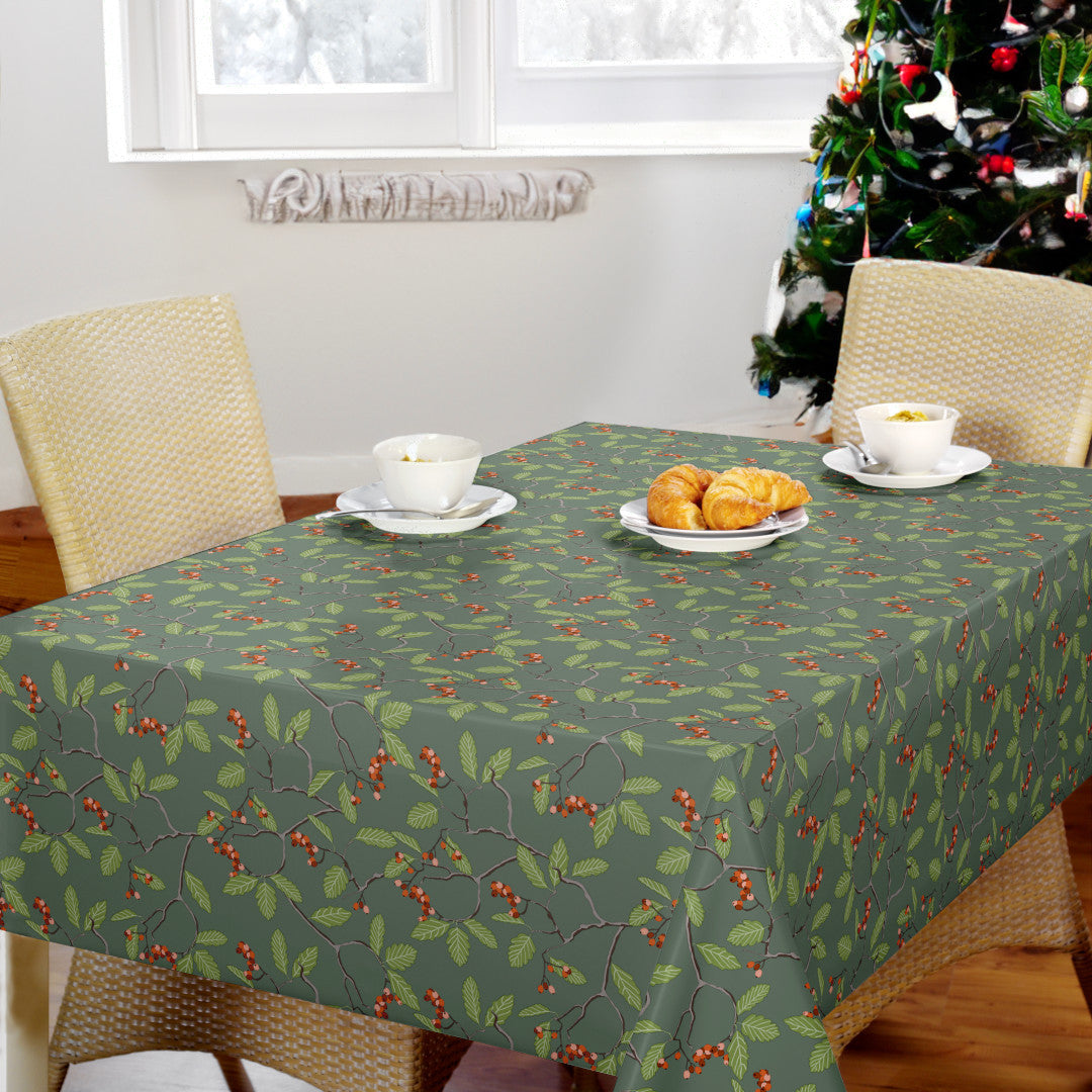 Nordfavn Winter Berry – Grøn julevoksdug med grene og røde bær