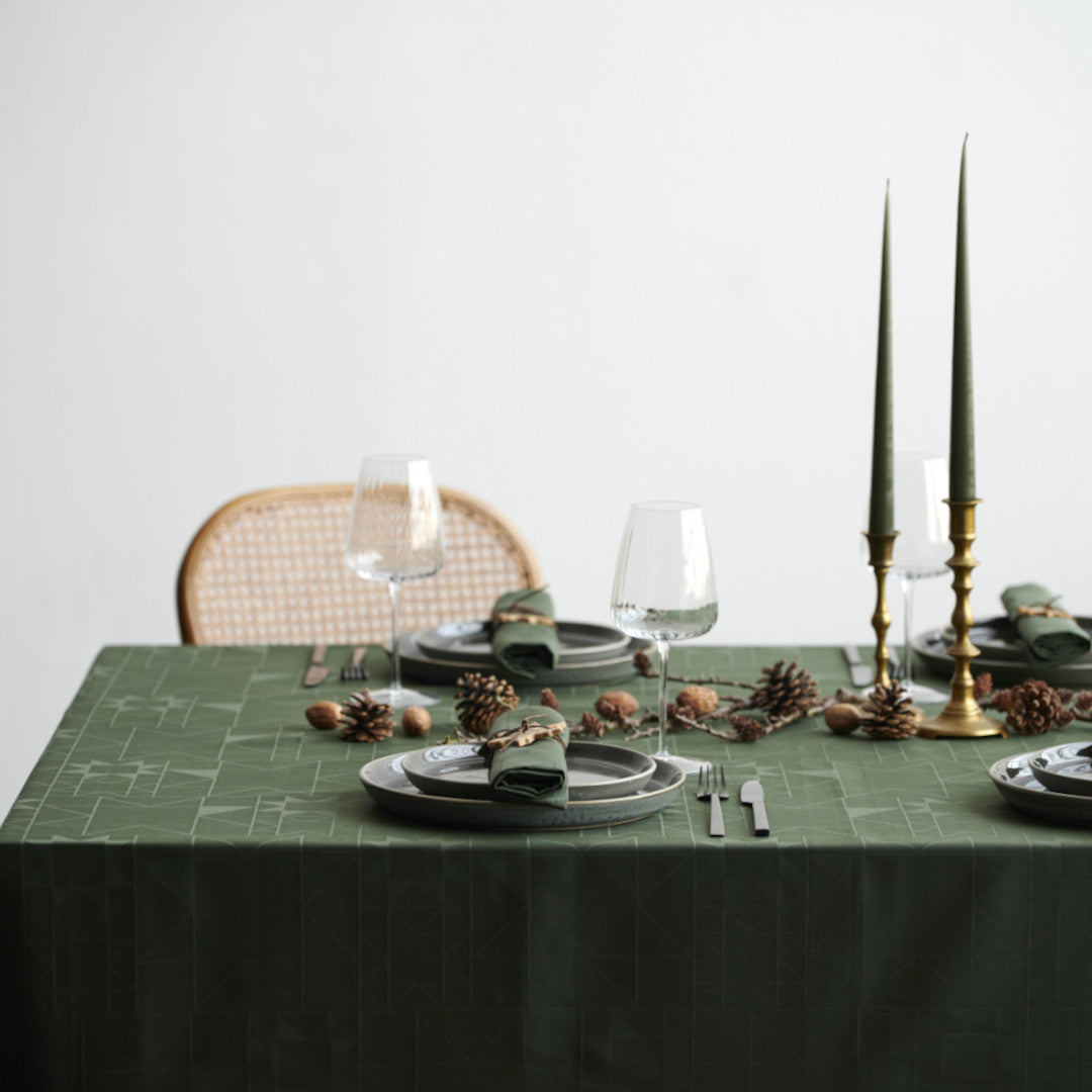 Södahl Star Damask – Grafisk stjernemønster i Forest Green 140 x 320 cm, miljø