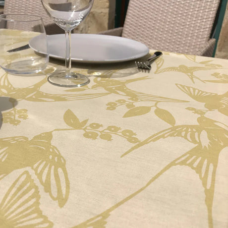 BIRDS Golden – Susanne Schjerning tekstilvoksdug med skridsikker bagside