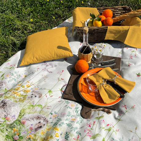 Il Giardino di Henriette – Tekstilvoksdug med pindsvin og vilde blomster, udendørs