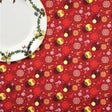 Noël Ornaments Red – Jule-tekstilvoksdug med kugler og gran – 150 cm bred