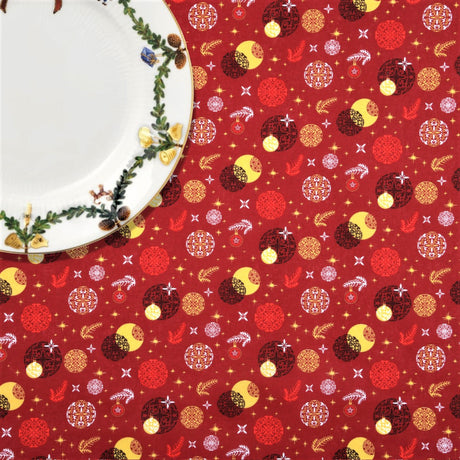 Noël Ornaments Red – Jule-tekstilvoksdug med kugler og gran – 150 cm bred