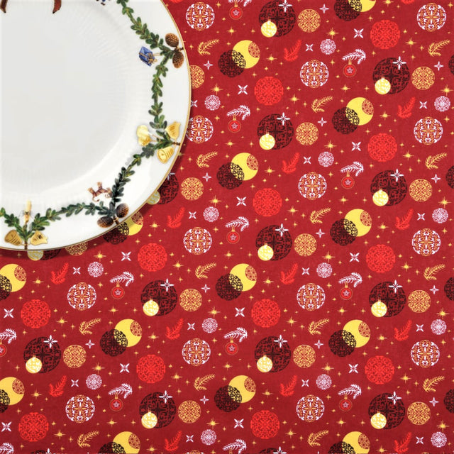 Noël Ornaments Red – Jule-tekstilvoksdug med kugler og gran – 150 cm bred