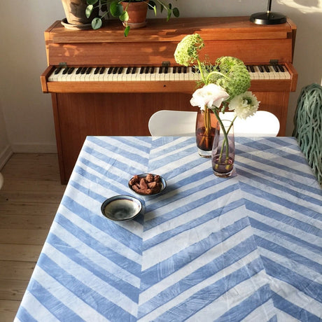 ZIGSAK Blue – Susanne Schjerning tekstilvoksdug med skridsikker bagside, miljø