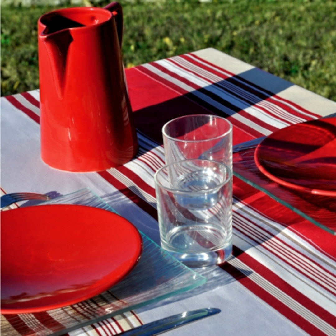 Adour Rouge Stripe – Tekstilvoksdug med klassiske striber – 155 cm bred