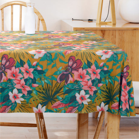 Ahuna Bloom Mustard – Tekstilvoksdug med tropiske blomster – 155 cm bred, miljø