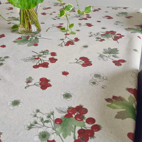 Akene Berry Red – Tekstilvoksdug med bær og diskret glans – 150 cm bred