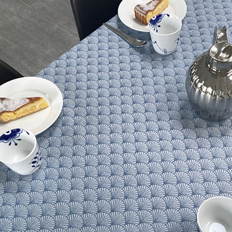 Amigoni Dusty Blue – Tekstilvoksdug med jacquardvævet viftemønster