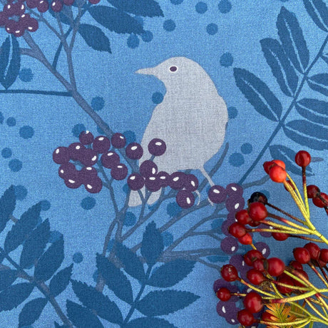 Blackbird Støvet Blå – Susanne Schjerning tekstilvoksdug med skridsikker bagside, motiv