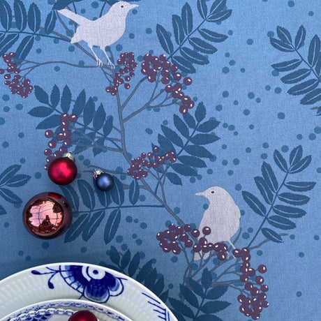 Blackbird Støvet Blå – Susanne Schjerning tekstilvoksdug med skridsikker bagside