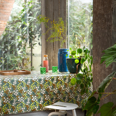 Butterflys Buffet Hunter Green – Lola voksdug med tæt blomsterflor, miljø