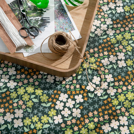 Butterflys Buffet Hunter Green – Lola voksdug med tæt blomsterflor