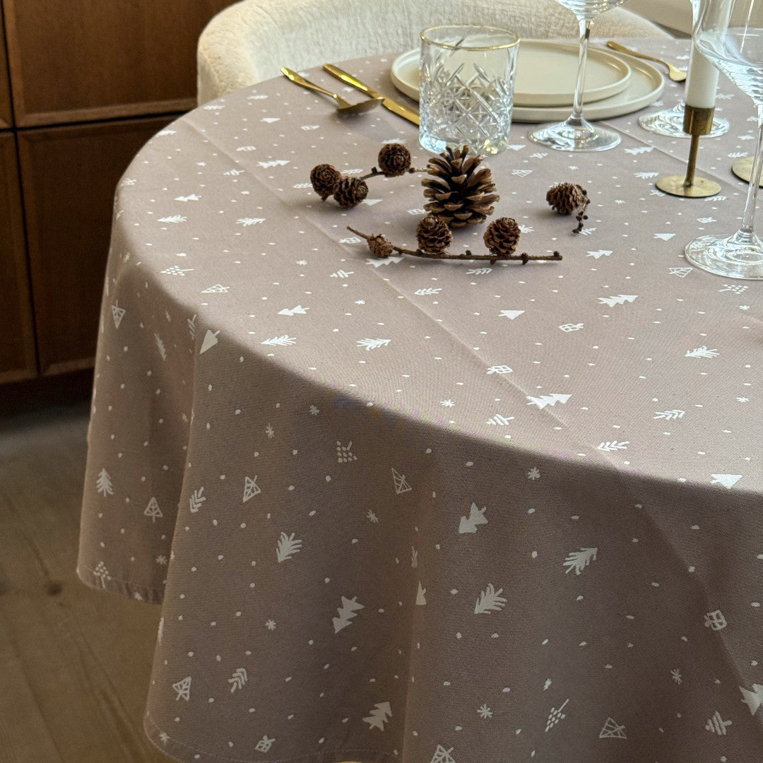 Christmas Carol Natur – Rund damaskvævet juledug i naturtone Ø160 cm