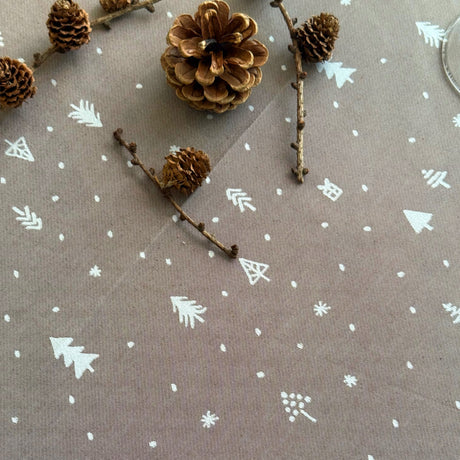 Christmas Carol Natur – Rund damaskvævet juledug Ø200 cm, motiv