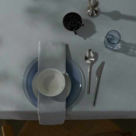 Compliments Confetti Mineral Blue – Damaskdug med prikmønster 150 x 250 cm, bord