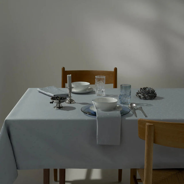 Compliments Confetti Mineral Blue – Damaskdug med prikmønster 150 x 250 cm, miljø