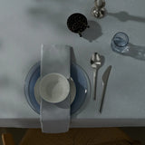 Compliments Confetti Mineral Blue – Damaskdug med prikmønster 150 x 350 cm, bord