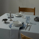 Compliments Confetti Mineral Blue – Damaskdug med prikmønster 150 x 350 cm, nærbillede