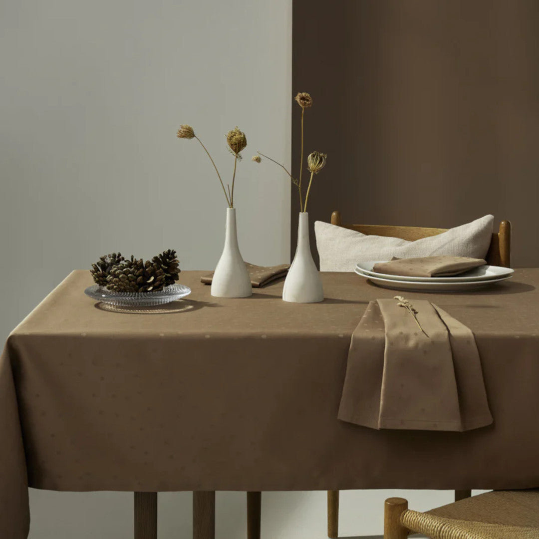 Compliments Confetti Walnut – Damaskdug med prikmønster 150 x 250 cm, miljø