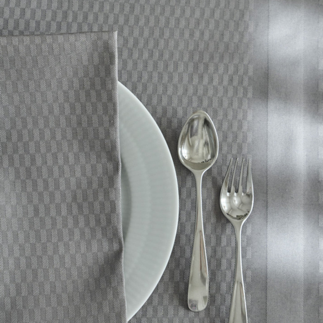Compliments Tile Silver Grey – Elegant damaskdug 150 x 250 cm, nærbillede