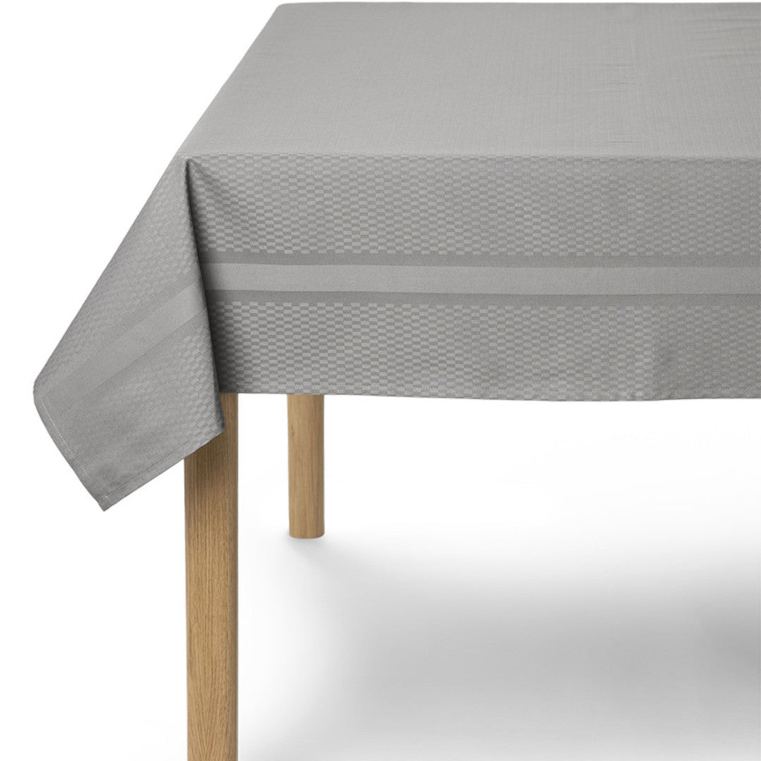 Compliments Tile Silver Grey – Klassisk damaskvævet dug 150 x 300 cm