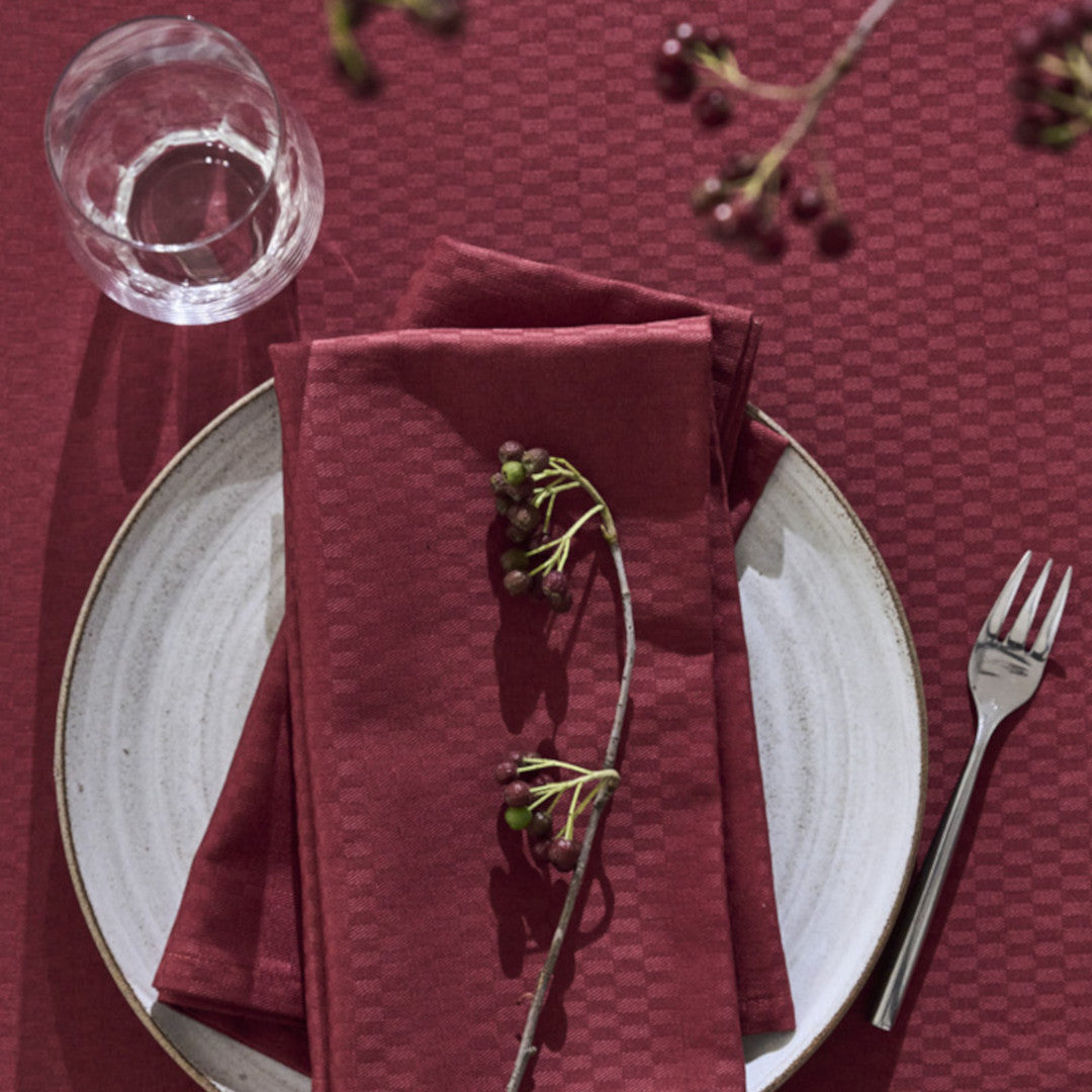 Compliments Tile Wine Red – Damaskdug med klassisk bort 150 x 350 cm, nærbillede
