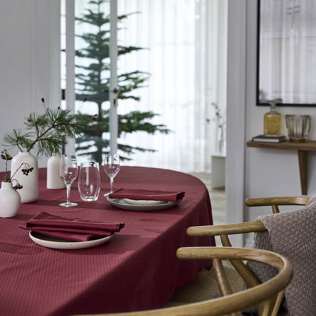 Compliments Tile Wine Red – Damaskdug med klassisk bort 150 x 350 cm