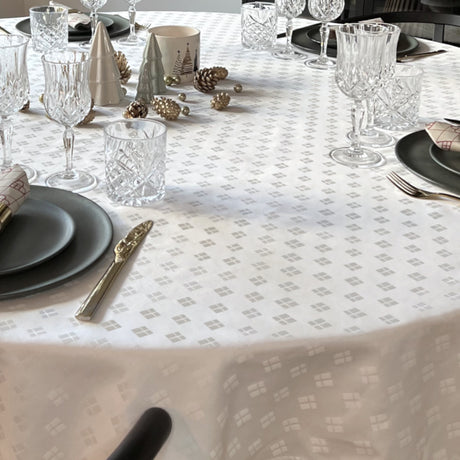 Dannebrog Hvid – Rund damaskdug med indvævet flag Ø200 cm, nærbillede