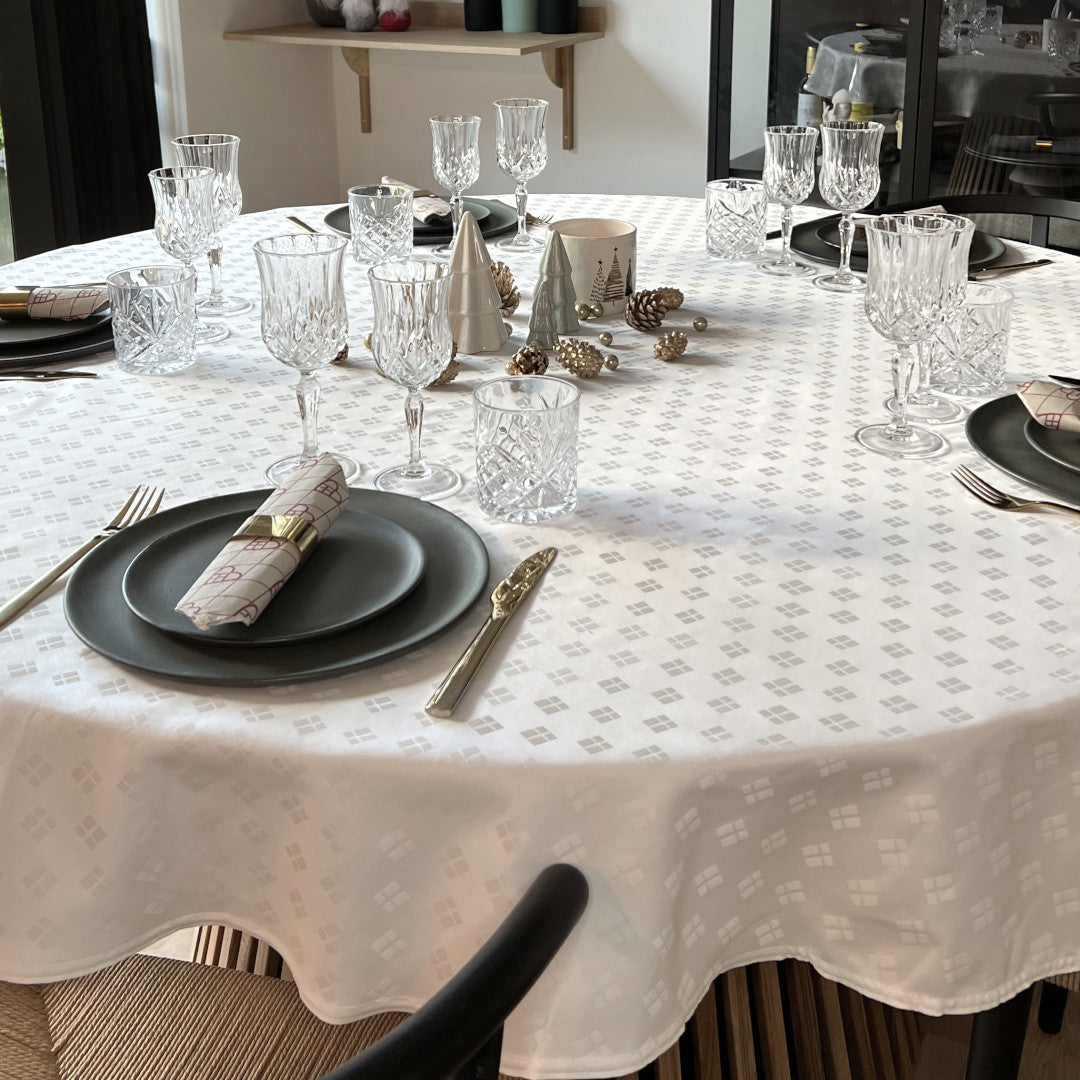 Dannebrog Hvid – Rund damaskdug med indvævet flag Ø200 cm