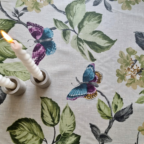 Diana Butterfly Linen – Tekstilvoksdug med blomster og sommerfugle – 140 cm bred, mønster