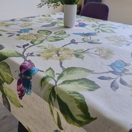 Diana Butterfly Linen – Tekstilvoksdug med blomster og sommerfugle – 140 cm bred
