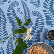 Fern Blue – Susanne Schjerning tekstilvoksdug med skridsikker bagside