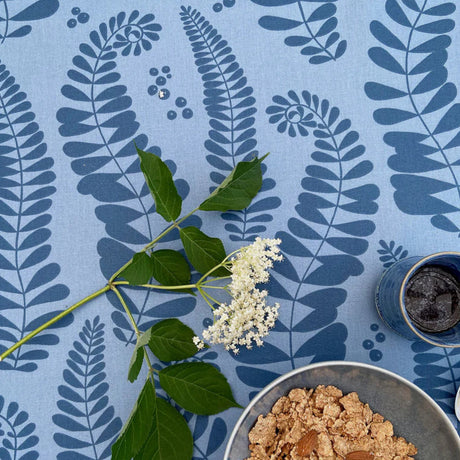Fern Blue – Susanne Schjerning tekstilvoksdug med skridsikker bagside