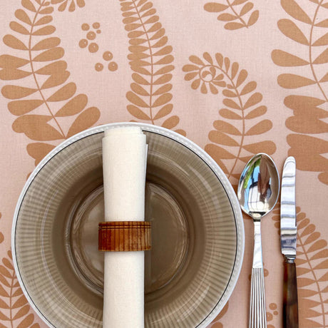 Fern Sweet Almond – Susanne Schjerning tekstilvoksdug med skridsikker bagside