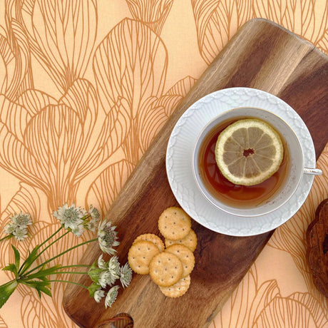 Flora Golden – Susanne Schjerning tekstilvoksdug med skridsikker bagside