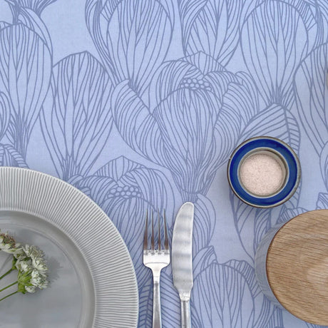 Flora Helikon Blue – Susanne Schjerning tekstilvoksdug med skridsikker bagside, nærbillede