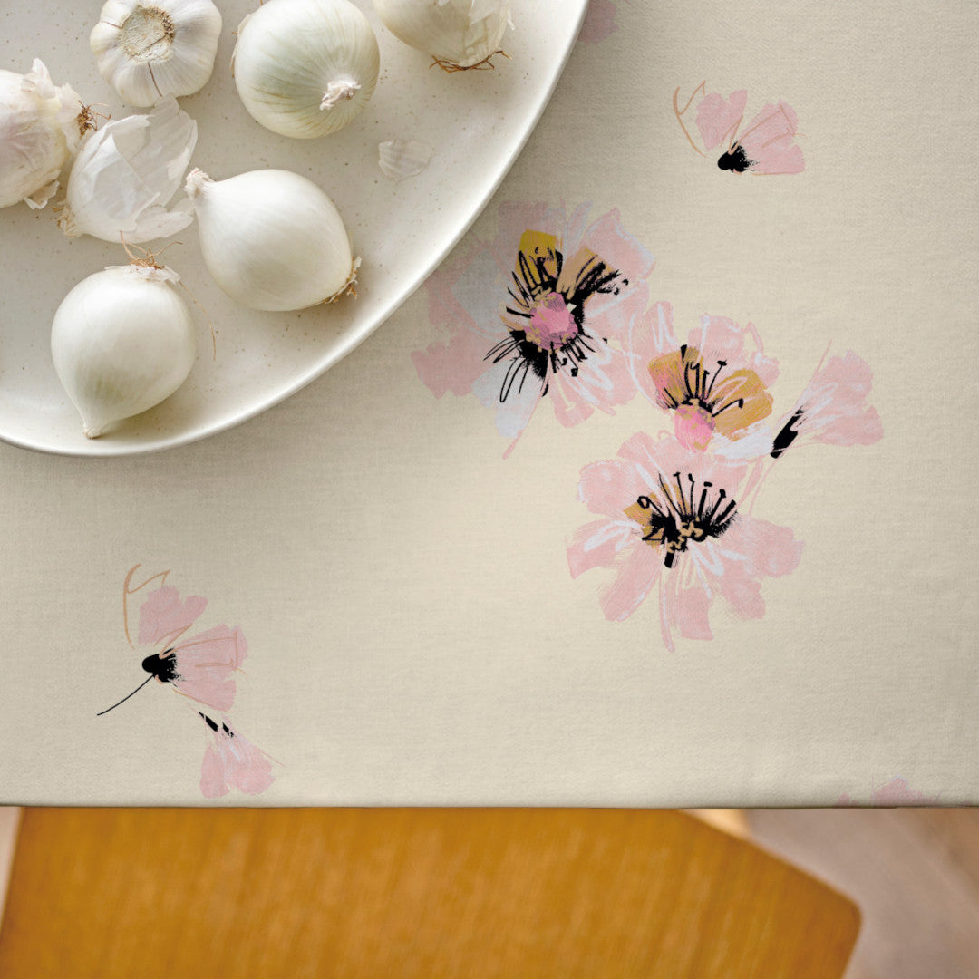 Flora Yellow – Södahl tekstilvoksdug med skridsikker bagside, bord