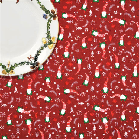 Forest Gnomes Red – Jule-tekstilvoksdug med nisser – 150 cm bred