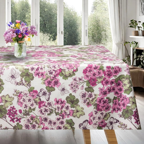 Geranium Bloom Pink – Tekstilvoksdug med blomster og sommerfugle – 155 cm bred, miljø