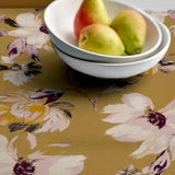 History Bloom Gold – Södahl tekstilvoksdug med skridsikker bagside, nærbillede