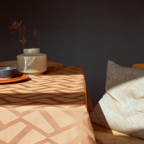 Ice Cognac fra Compliments – Elegant damaskdug 160 x 270 cm